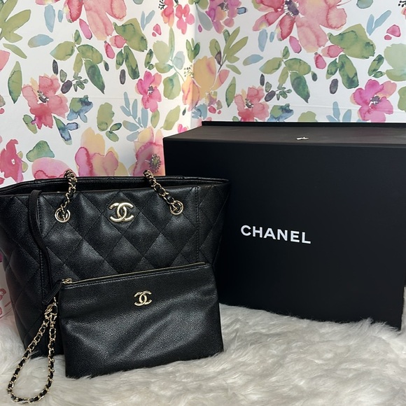 💯Authentic Chanel Quilted Shopping Bag PM Size- Good As New 🍀 - Picture 4 of 17